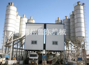 現(xiàn)代混凝土攪拌站設(shè)備生產(chǎn)現(xiàn)場(chǎng)如何做到粉塵控制